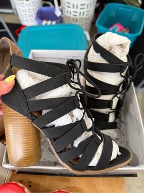 Qupid lace up block heel size 9